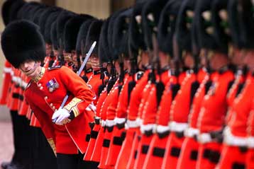 Στο στόχαστρο ζωόφιλων τα καπέλα της φρουράς του Μπάκιγχαμ