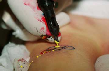 Νεαρός Ελβετός πούλησε το τατουάζ του σε Γερμανό συλλέκτη έναντι 150.000 ευρώ