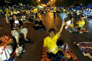 Αιματηρές συγκρούσεις μεταξύ διαδηλωτών στη Ταϊλάνδη