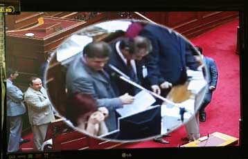 Βουλευτές της ΝΔ «δείχνει» το ΠΑΣΟΚ για την καταγγελία περί νοθείας στη Βουλή