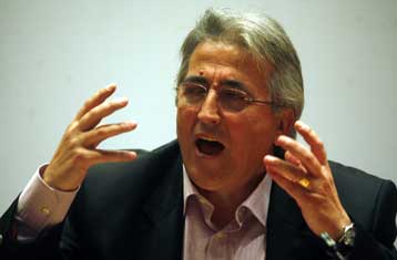 Οξύνεται η αντιπαράθεση για τα νέα φορολογικά μέτρα εκτός και εντός Βουλής