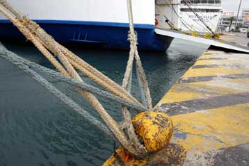 Αγκυροβολημένο στο λιμάνι της Μήλου λόγω βλάβης το Flying Cat 3