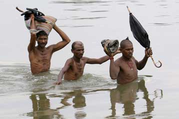 Ανθρωπιστική βοήθεια σε εκατομμύρια πληγέντες από πλημμύρες προσπαθεί να δώσει η Ινδία