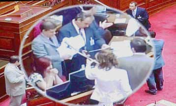 Επιμένει το ΠΑΣΟΚ στις καταγγελίες του για νοθεία κατά τη Συνταγματική Αναθεώρηση