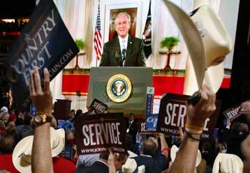 Τη στήριξή του στον Τζον ΜακΚέιν πρόσφερε ο Τζορτζ Μπους