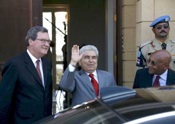 Η διακυβέρνηση το πρώτο θέμα των συνομιλιών, συμφώνησαν Χριστόφιας-Ταλάτ