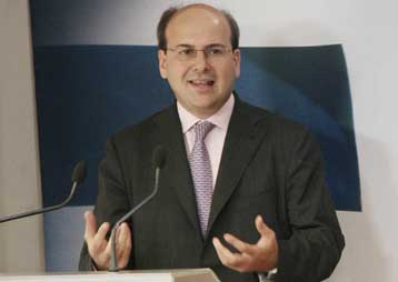 Ζημιογόνο το 90% των δρομολογίων εξωτερικού της Ολυμπιακής, λέει ο Κ.Χατζηδάκης