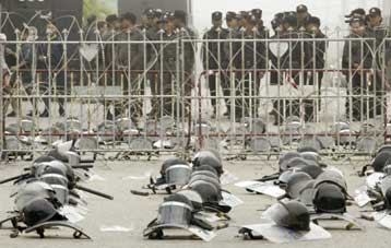 Δημοψήφισμα ζητά η κυβέρνηση της Ταϊλάνδης για την επίλυση της κρίσης