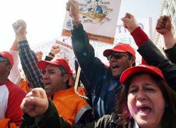 Δυναμικές κινητοποιήσεις για μισθούς, ακρίβεια και φόρους ετοιμάζουν τα συνδικάτα στη ΔΕΘ