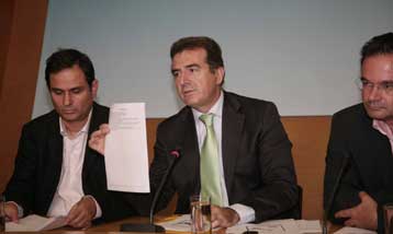 Ακρίβεια, φορολογία εξανεμίζουν το εισόδημα της μέσης οικογένειας, λέει το ΠΑΣΟΚ