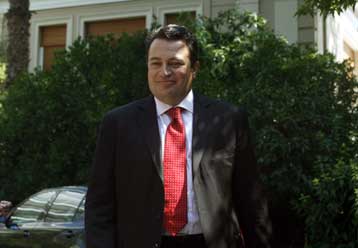 Ένταση με αδιόριστους καθηγητές έξω από το Βελλίδειο ενόψει ομιλίας Στυλιανίδη