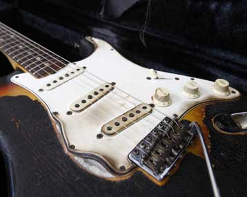 Έναντι 346 χιλιάδων ευρώ πουλήθηκε πρώτη «φλεγόμενη» κιθάρα του Τζίμι Χέντριξ