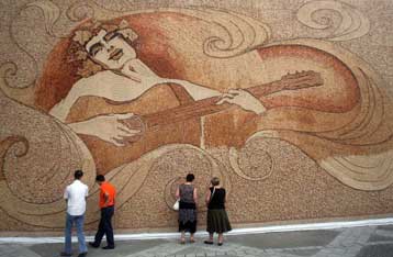 Ρεκόρ Guinness σε Αλβανό καλλιτέχνη για την κατασκευή μωσαϊκού με φελλούς