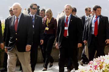 Για πόλεμο κατά της δημοκρατίας στη Γεωργία κατηγόρησε τη Μόσχα ο Ντικ Τσένι