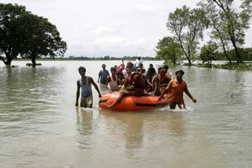 Φόβοι για ξέσπασμα επιδημιών στις πληγείσες από πλημμύρες περιοχές της Ινδίας