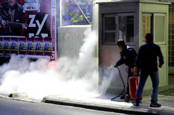 Επίθεση με μολότοφ σε αστυνομικούς απέναντι από τα γραφεία του ΠΑΣΟΚ