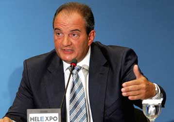 Στηρίζει υπουργούς, «κλείνει» σενάρια ανασχηματισμού και κάλπης ο Κ.Καραμανλής