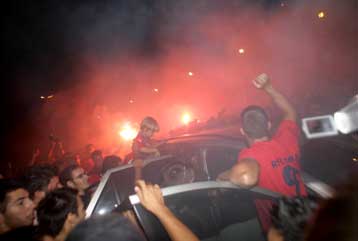 «Κυανέρυθρη» πλημμύρα στο αεροδρόμιο για Ρεκόμπα