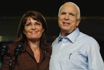 Κλείνει η ψαλίδα ανάμεσα σε Ομπάμα και ΜακΚέιν ανεβάζοντας το θερμόμετρο της μάχης