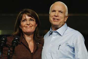 Η Σάρα Πέιλιν στρέφει στον Μακέιν τις λευκές γυναίκες ψηφοφόρους