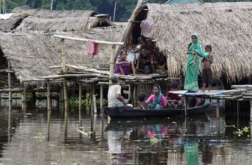 Στους δρόμους εξαγριωμένοι χωρικοί-θύματα των πλημμύρων στη Νότια Ασία