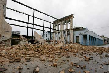 Βροχές και θυελλώδεις άνεμοι έπληξαν την Αβάνα από το πέρασμα του Αικ