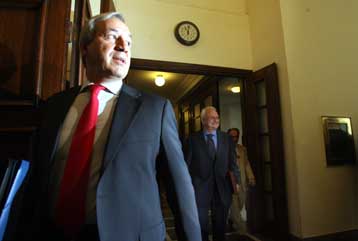 Το ηλικιακό πλαφόν απαγορεύει νομιμοποίηση μισθωτής εργασίας με μπλοκάκι, λέει ο ΥΠΟΙΟ