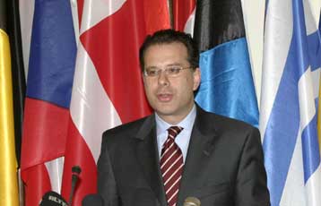 Αντιπαραγωγική η στάση της ΠΓΔΜ για το θέμα της ονομασίας, τονίζει ο Γ.Κουμουτσάκος