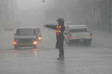 Προς τις ΗΠΑ κινείται σημαντικά ενισχυμένος ο κυκλώνας Αικ