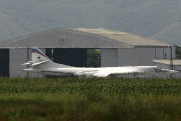 Θερμή υποδοχή των δύο ρωσικών βομβαρδιστικών από τον Ούγκο Τσάβες