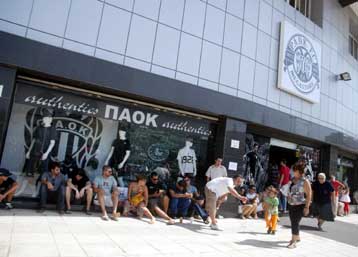 Sold-out, ταλαιπωρία και… πρόστιμο στην ασπρόμαυρη κερκίδα!