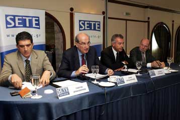 Η έλλειψη πολιτικής απειλεί την ανταγωνιστικότητα του τουρισμού, λέει ο ΣΕΤΕ