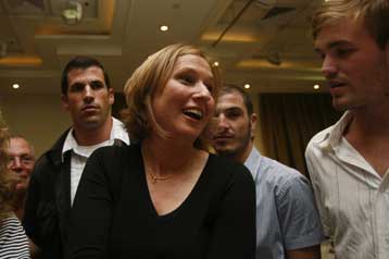 Προβάδισμα στη Λίβνι για την ηγεσία του Καντίμα δίνει δημοσκόπηση