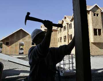 Καθίζηση 18,4% στην οικοδομή από τις αρχές του έτους, εντείνεται η κρίση στα ακίνητα