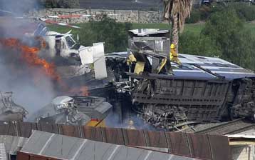 Αιματηρή σύγκρουση τρένων με τουλάχιστον 25 νεκρούς σε προάστιο του Λος Αντζελες