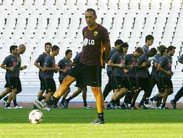 Μάχη για δυο θέσεις στην ΑΕΚ και… πρωτότυπο πριμ