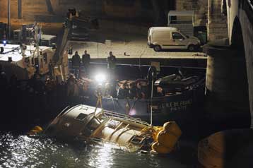 Τουριστικό σκάφος με δώδεκα επιβάτες βυθίστηκε στο Σηκουάνα