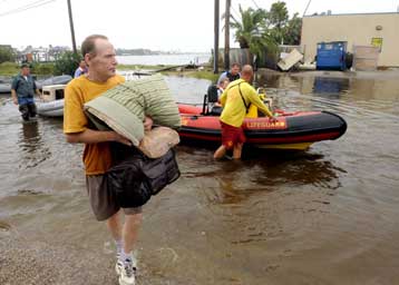 Αγώνας δρόμου από τα σωστικά συνεργεία μετά το πέρασμα του κυκλώνα Αικ από το Τέξας