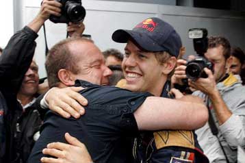 Ολοκλήρωσε την έκπληξη ο Φέτελ κερδίζοντας στο ιταλικό Grand Prix