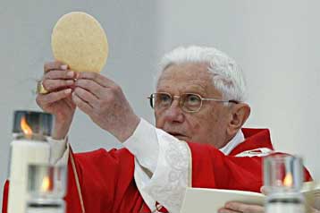 Για τη δύναμη της αγάπης μίλησε ο Πάπας σε λειτουργία για την Παναγία της Λούρδης