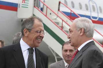 Στην Αμπχαζία και τη Νότια Οσετία ο Λαβρόφ με «μήνυμα» προς τη Δύση