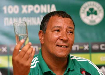 Ο Τεν Κάτε θολώνει τα νερά με εκπλήξεις σε… Μουρίνιο