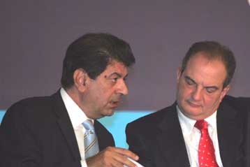 Επιχείρηση αναστροφής του αρνητικού κλίματος για την κυβέρνηση