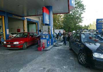 «Αντιστέκεται» στην πτώση η τιμή της βενζίνης παρά την υποχώρηση των διεθνών τιμών