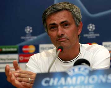 Υπερόπτες Ιταλοί ρεπόρτερ και Μουρίνιο που εμφανίστηκε με… παντόφλα