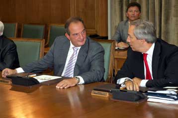 Ανασύνταξη δυνάμεων σχεδιάζει το Μαξίμου, ενώ η ΚΟ «βράζει»