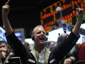 Εύθραυστη ανάκαμψη στα διεθνή χρηματιστήρια μετά το κρατικό «σωσίβιο» στην AIG