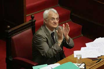 Κόντρα στη Βουλή με αφορμή τους χειρισμούς Σανιδά στην υπόθεση της Μονής Βατοπαιδίου