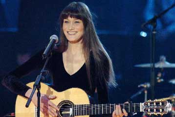 Η Κάρλα Μπρούνι «ενώνεται» με τους Metallica στον τηλεοπτικό «αέρα»