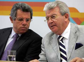 Στη δικαιοσύνη μία ακόμα εταιρεία που δεν γνωστοποιεί τις συμφωνίες με τους πελάτες της